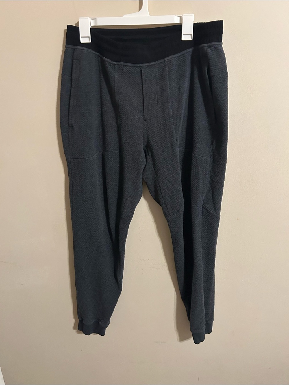 Lululemon men’s  At Ease Jogger
Heathered Black / Black